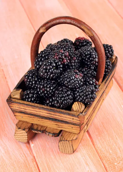 Amoras doces em cesta de madeira na mesa close-up — Fotografia de Stock