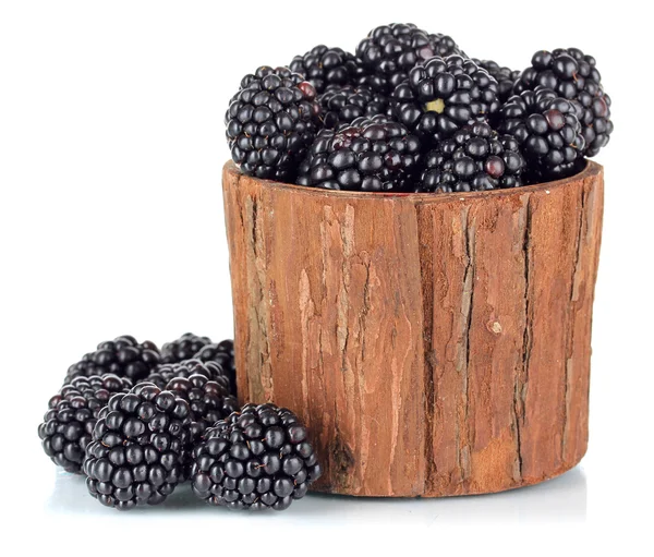 Süße Brombeeren im Holzkorb isolieren auf weiß — Stockfoto