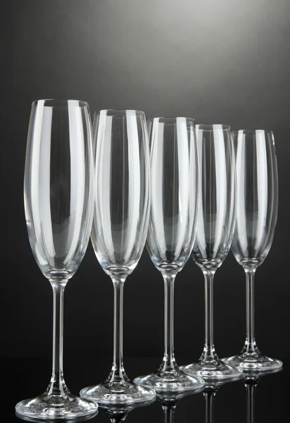 Bicchieri vuoti su sfondo grigio — Foto Stock