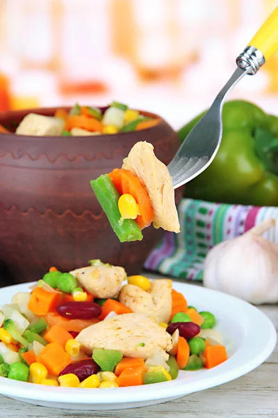 Horneado vegetal mixto con pechuga de pollo en olla, sobre fondo brillante — Foto de Stock