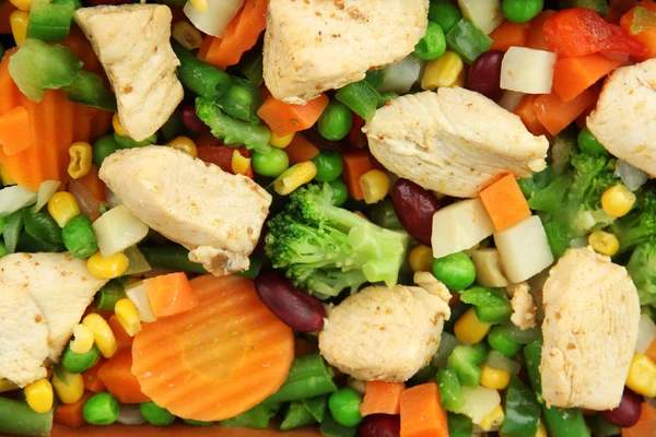 Míchaná zelenina a kuřecích prsou pozadí — Stock fotografie