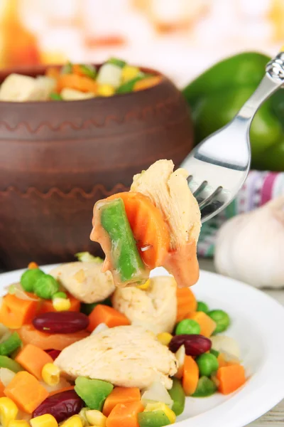 Horneado vegetal mixto con pechuga de pollo en olla, sobre fondo brillante —  Fotos de Stock