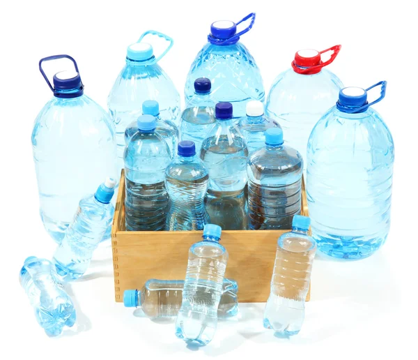 Agua en diferentes botellas en caja aislada en blanco — Foto de Stock