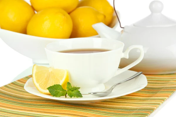 Tasse Tee mit Zitrone in Nahaufnahme — Stockfoto