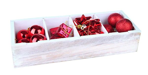 Houten doos gevuld met kerstversiering, geïsoleerd op wit — Stockfoto