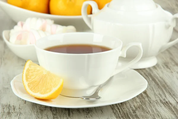 Tazza di tè con limone in tavola primo piano — Foto Stock