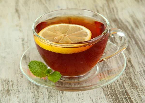 Filiżanka herbaty z cytryną na stół szczegół — Zdjęcie stockowe