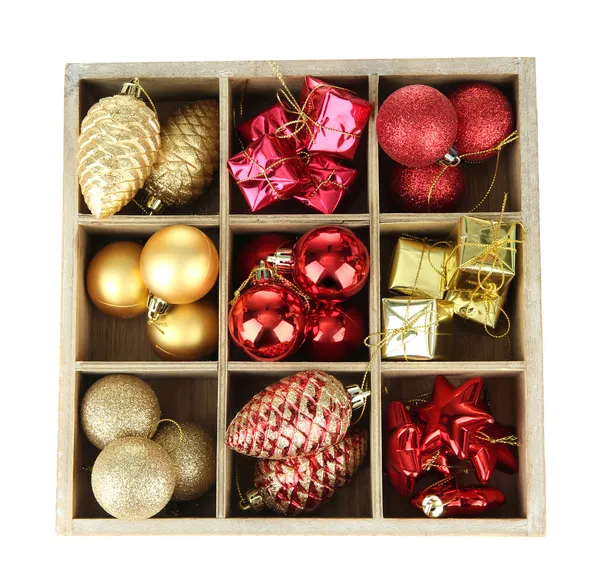 Caja de madera llena de decoraciones navideñas, aislada en blanco —  Fotos de Stock