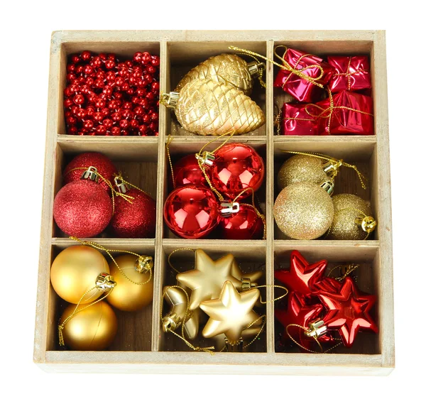Holzkiste gefüllt mit Weihnachtsschmuck, isoliert auf weiß — Stockfoto