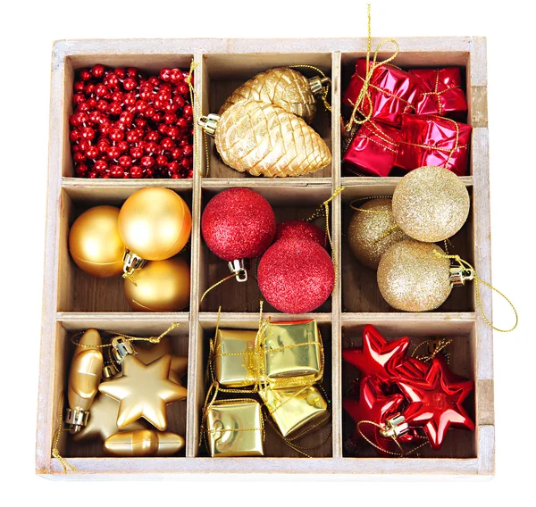 Caja de madera llena de decoraciones navideñas, aislada en blanco — Foto de Stock