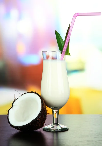 Bebida de pina colada em copo de coquetel, em fundo brilhante — Fotografia de Stock