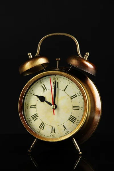 Antiguo reloj despertador aislado en negro — Foto de Stock
