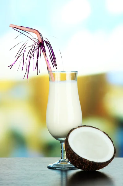 Bebida de piña colada en copa de cóctel, sobre fondo brillante — Foto de Stock