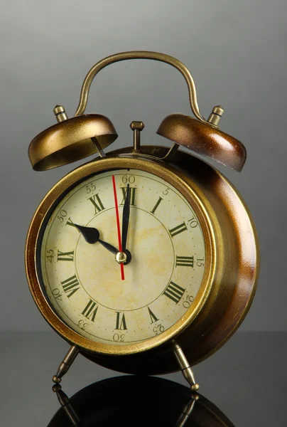 Reloj despertador viejo sobre fondo gris —  Fotos de Stock