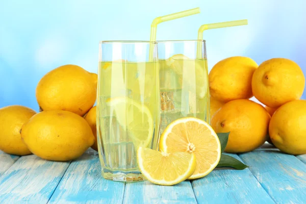 Deliciosa limonada na mesa sobre fundo azul — Fotografia de Stock