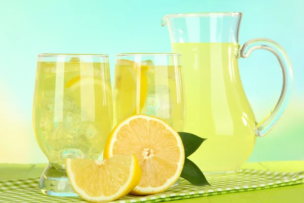 Deliciosa limonada na mesa em fundo azul claro — Fotografia de Stock