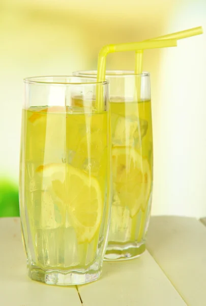 Deliziosa limonata sul tavolo su sfondo chiaro — Foto Stock