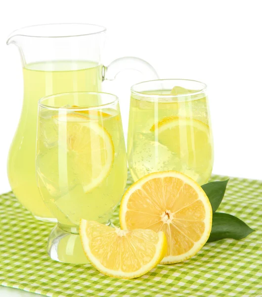 Deliciosa limonada na mesa sobre fundo branco — Fotografia de Stock