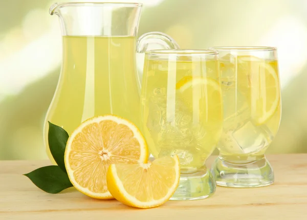 Deliciosa limonada na mesa em fundo claro — Fotografia de Stock