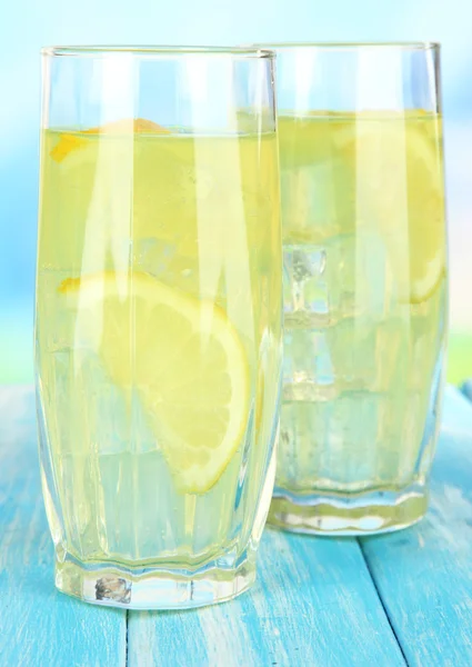 Mavi arka plan masaya lezzetli limonata — Stok fotoğraf