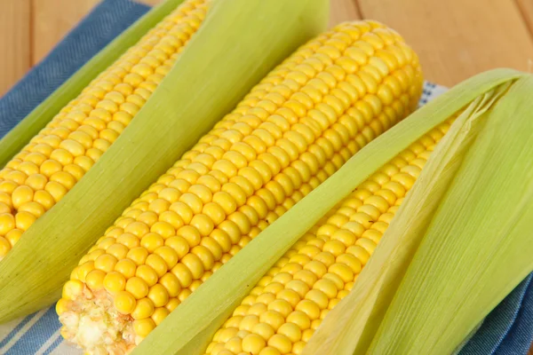 Corns mentah pada serbet di atas meja kayu — Stok Foto