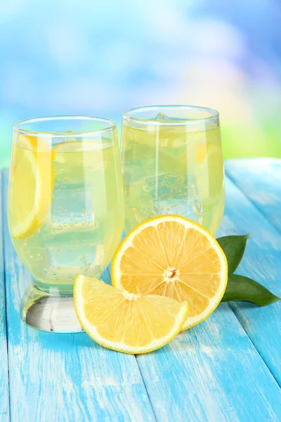 Lemon lezat di atas meja dengan latar belakang biru — Stok Foto