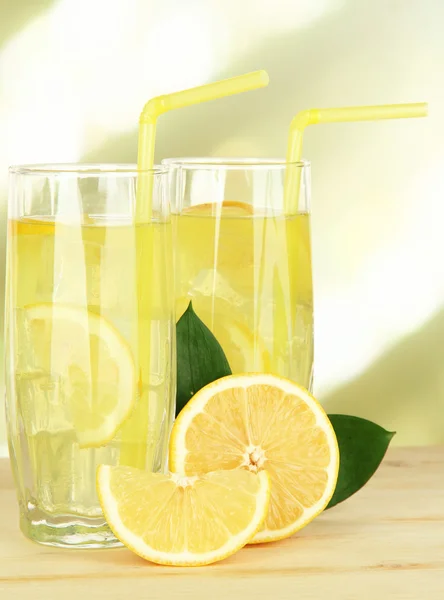 Köstliche Limonade auf dem Tisch auf hellem Hintergrund — Stockfoto