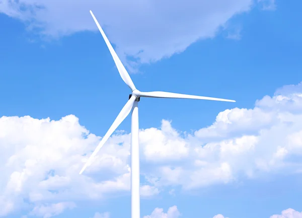 Kincir angin di lapangan pada latar belakang langit biru — Stok Foto