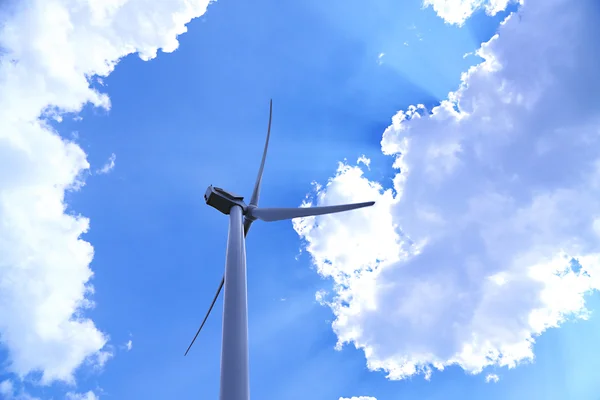 Molino de viento sobre fondo azul cielo — Foto de Stock