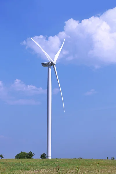 Windmolen in veld op blauwe hemelachtergrond — Stockfoto