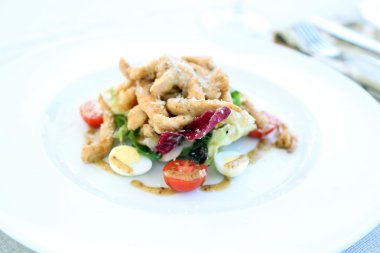 Sezar salatası beyaz tabakta yakın çekim