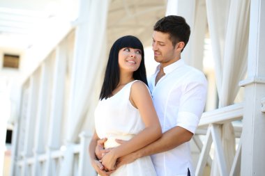 güzel genç Romantik Çift, açık havada