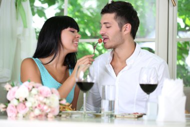 restoranda güzel genç Çift