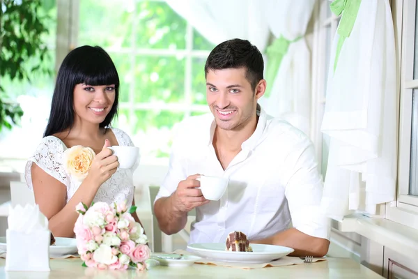 Bela jovem casal romântico no café — Fotografia de Stock