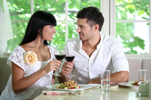 Mooie jonge paar in restaurant — Stockfoto