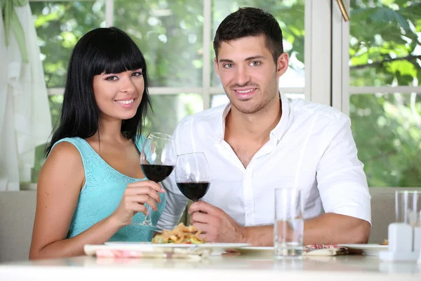 Vackert ungt par på restaurang — Stockfoto