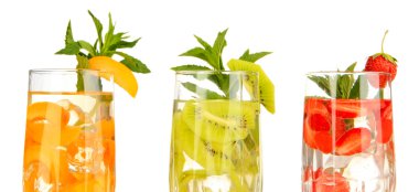 buz üzerinde beyaz izole meyve içecekler bardak