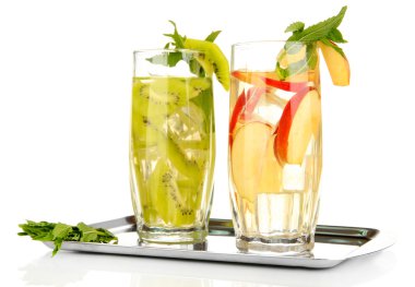 buz üzerinde beyaz izole meyve içecekler bardak