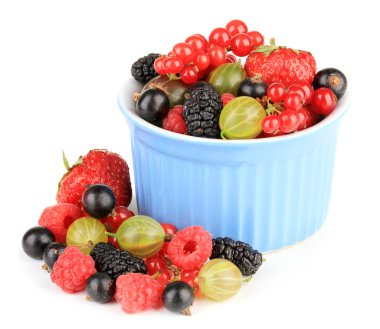 Olgun meyveler üzerinde beyaz izole kase