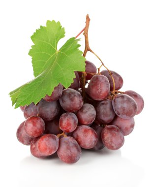 Olgun lezzetli üzüm üzerine beyaz izole