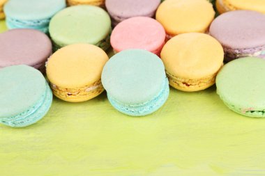 ahşap masa yakın çekim üzerinde yumuşak macaroons