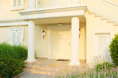 ön yüzünde çevre düzenlemesi ile modern ev