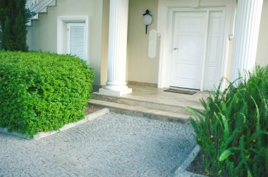 ön yüzünde çevre düzenlemesi ile modern ev