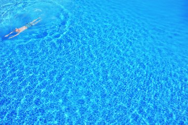 Yüzme havuzunda rahatlatıcı