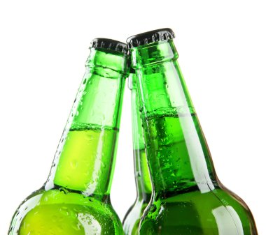 Beyazlar üzerinde izole bira şişeleri