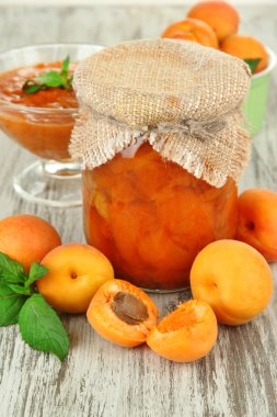 cam ve ahşap zemin üzerinde taze kayısı kayısı