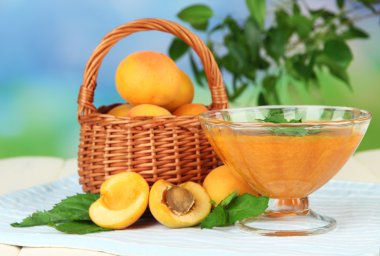 cam kase ve parlak zemin üzerine ahşap masa üzerinde taze kayısı kayısı reçeli