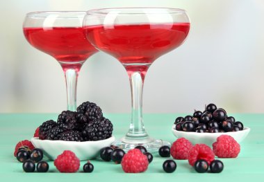 Yeşil ahşap masa üzerinde taze çilek ile jöle