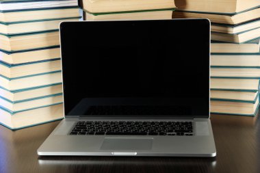 kitapların arka plan üstünde defter