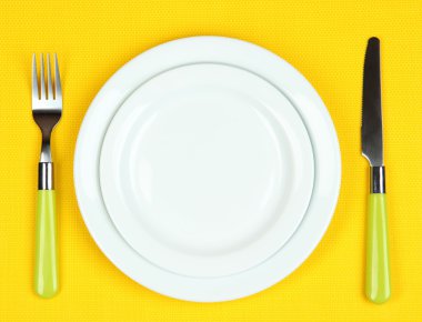 bıçak, renk tabak ve çatal, renkli arka plan üzerinde